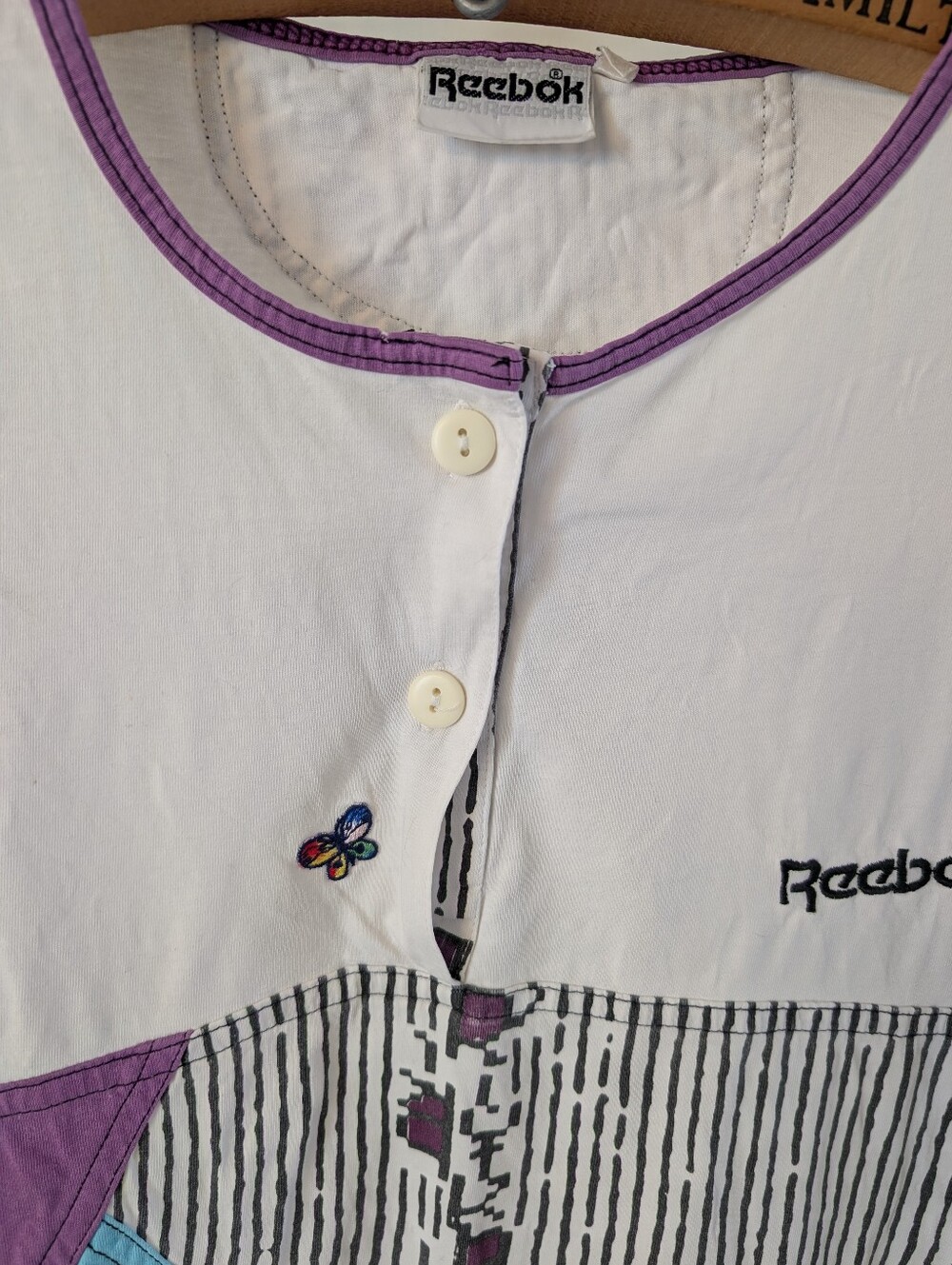 🔥80s/90s🔥- Reebok White Tee w/ Purple & Teal Geometric Accent, Tennis Vibe 🎾 - Picture 3 of 12